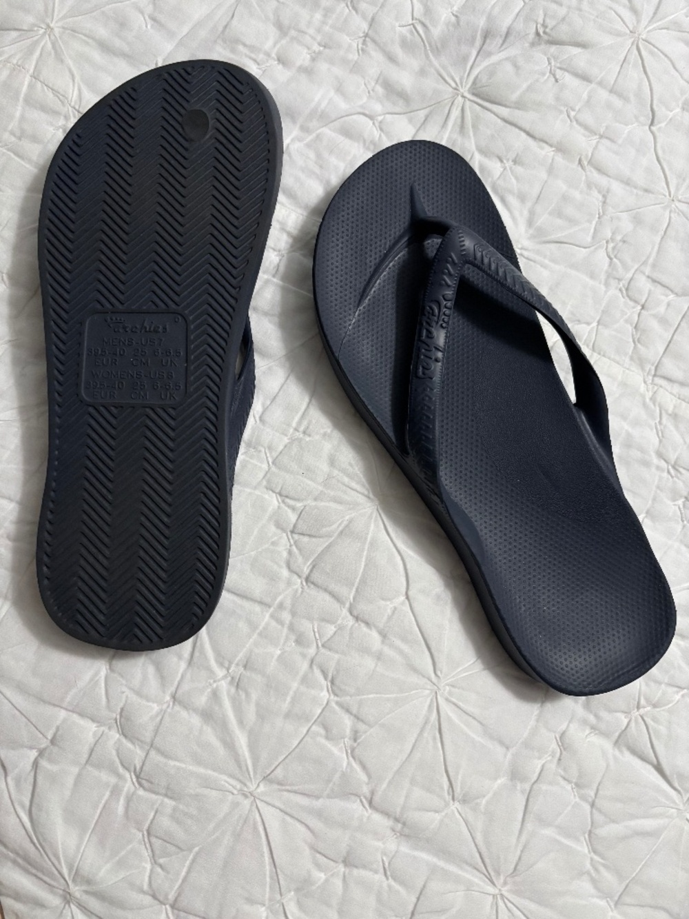 Archie’s navy flip flop size 8
